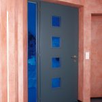 Türe mit Acrylglas farbig blau
