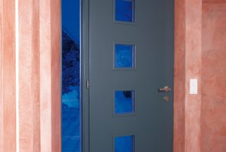 Türe mit Acrylglas farbig blau