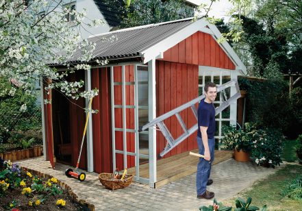Gartenhaus mit schwarzen Bitumenwellplatten