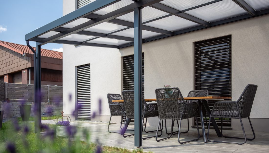 Terrassendach Premium Sommerscenerie mit anthrazitfarbener Outdoor-Sitzgelegenheit