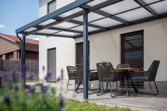 Terrassendach Premium Sommerscenerie mit anthrazitfarbener Outdoor-Sitzgelegenheit