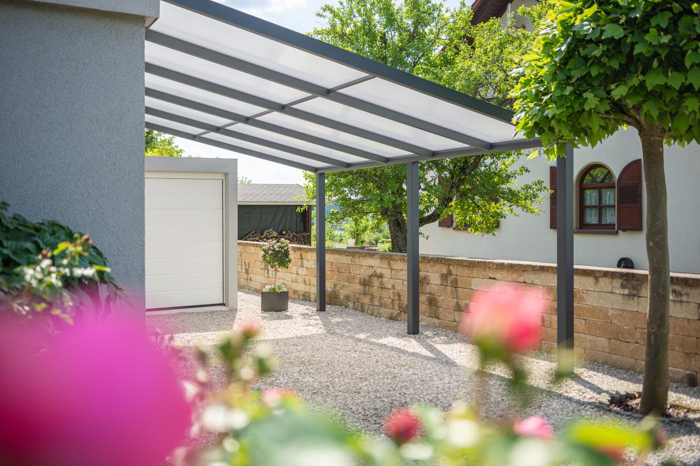 Veranschaulichung einer klassischen Mehrfachnutzung des Terrassendach Pros: Als Terrassendach oder Stellplatz.